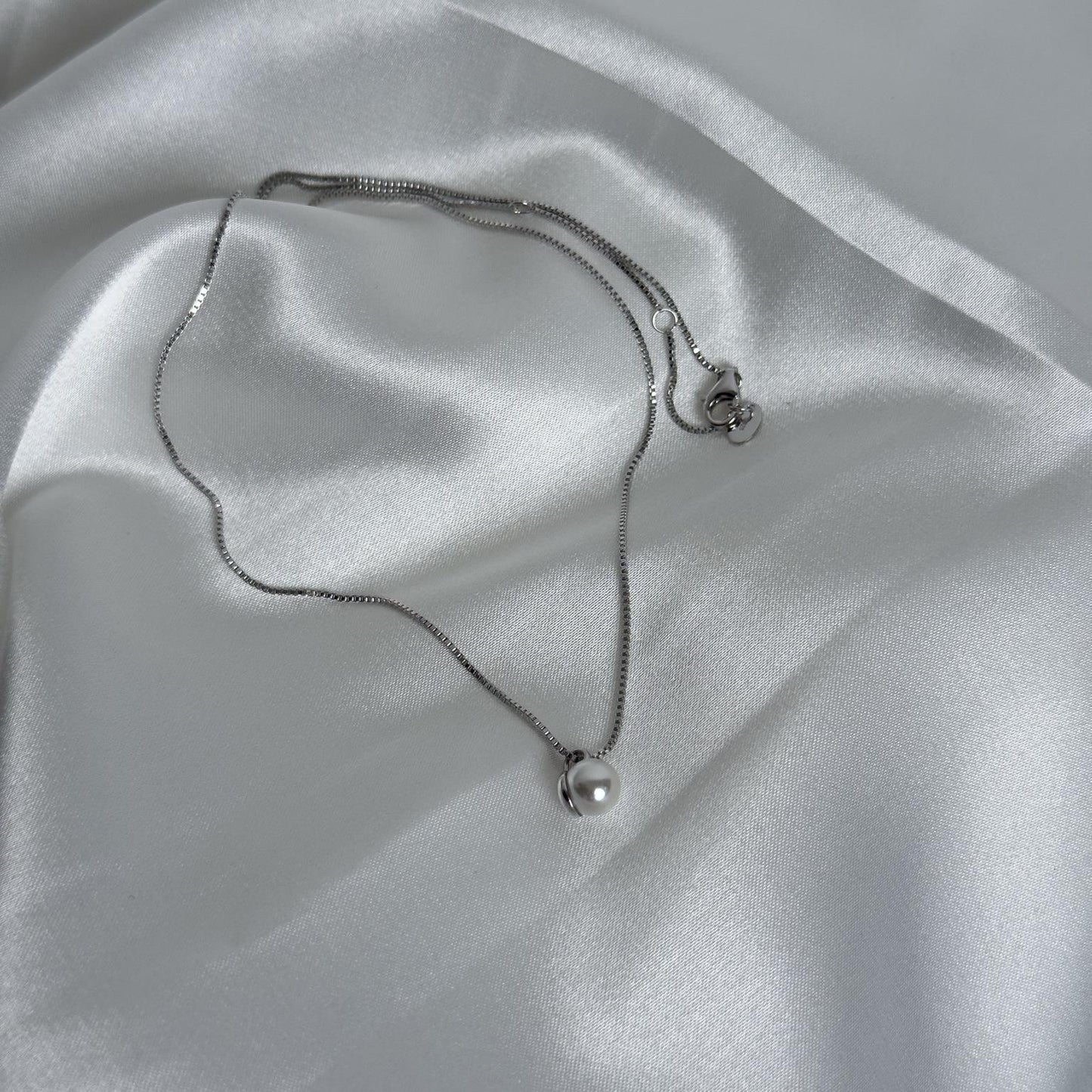 collier en argent 925 sterling plaqué rhodium. bijou élégant et minimaliste