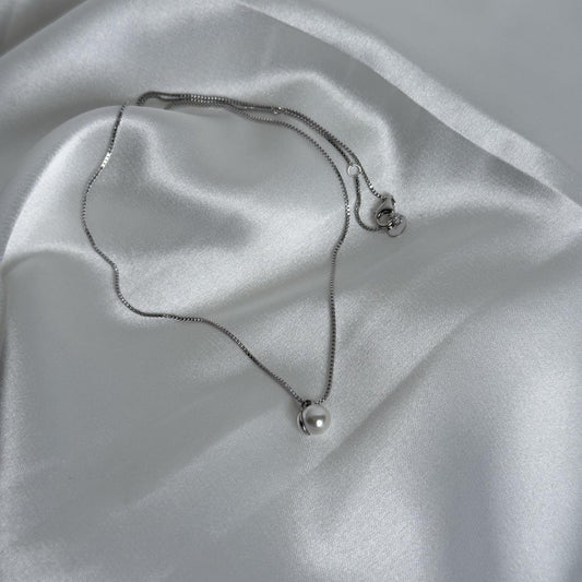 collier en argent 925 sterling plaqué rhodium. bijou élégant et minimaliste