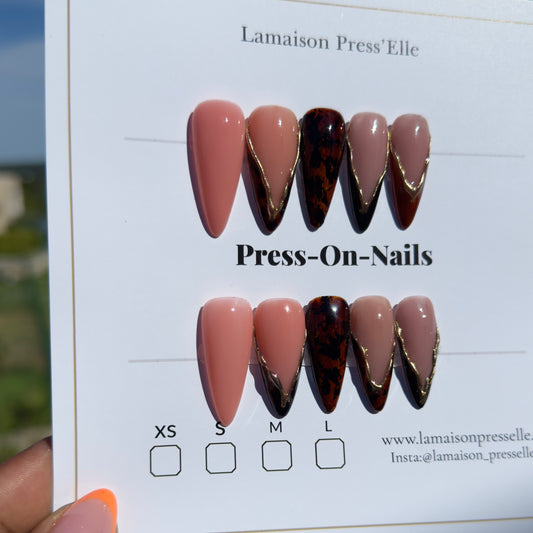 faux ongles. ongles rose, ongle doré. press on nails. cacao rosé.