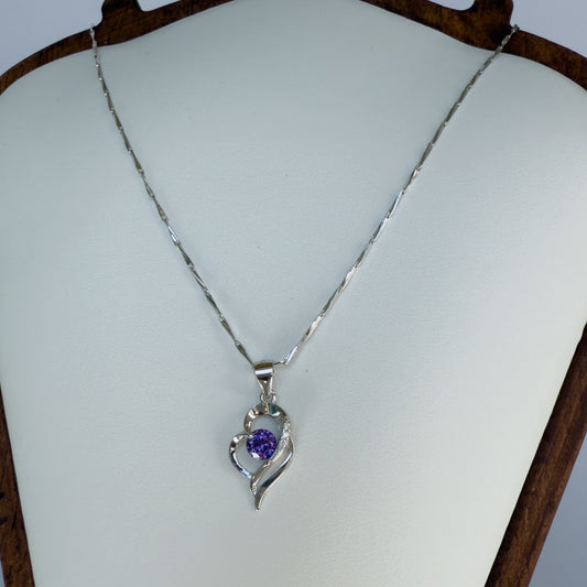 collier avec pendentif et zircon violet