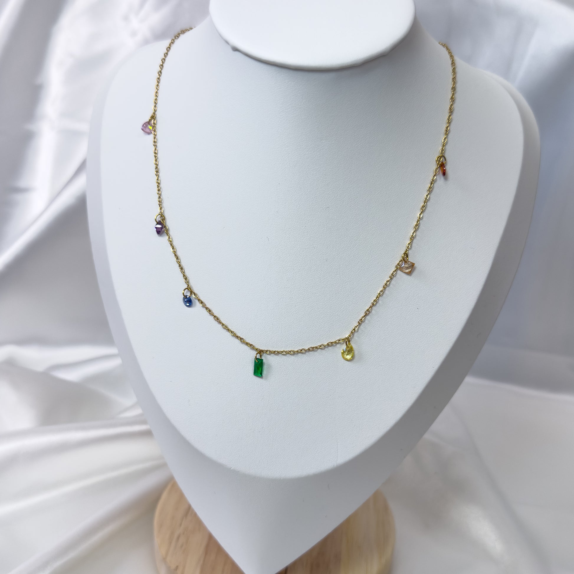 collier femme, bijou en acier inoxydable plaqué or 18K. collier minimaliste