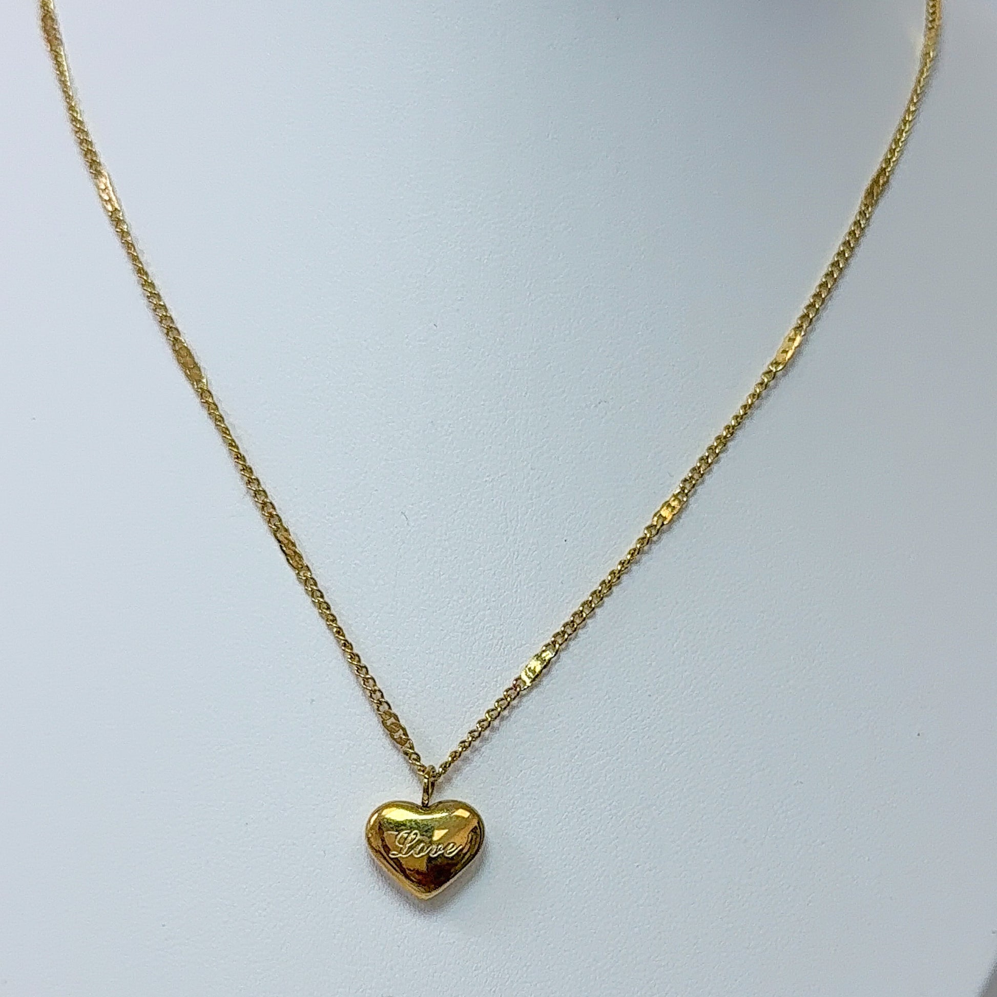 bijou femme, collier minimaliste élégant. idée cadeau. bijou résistant à l'eau et hypoallergénique en acier inoxydable plaqué or 18K