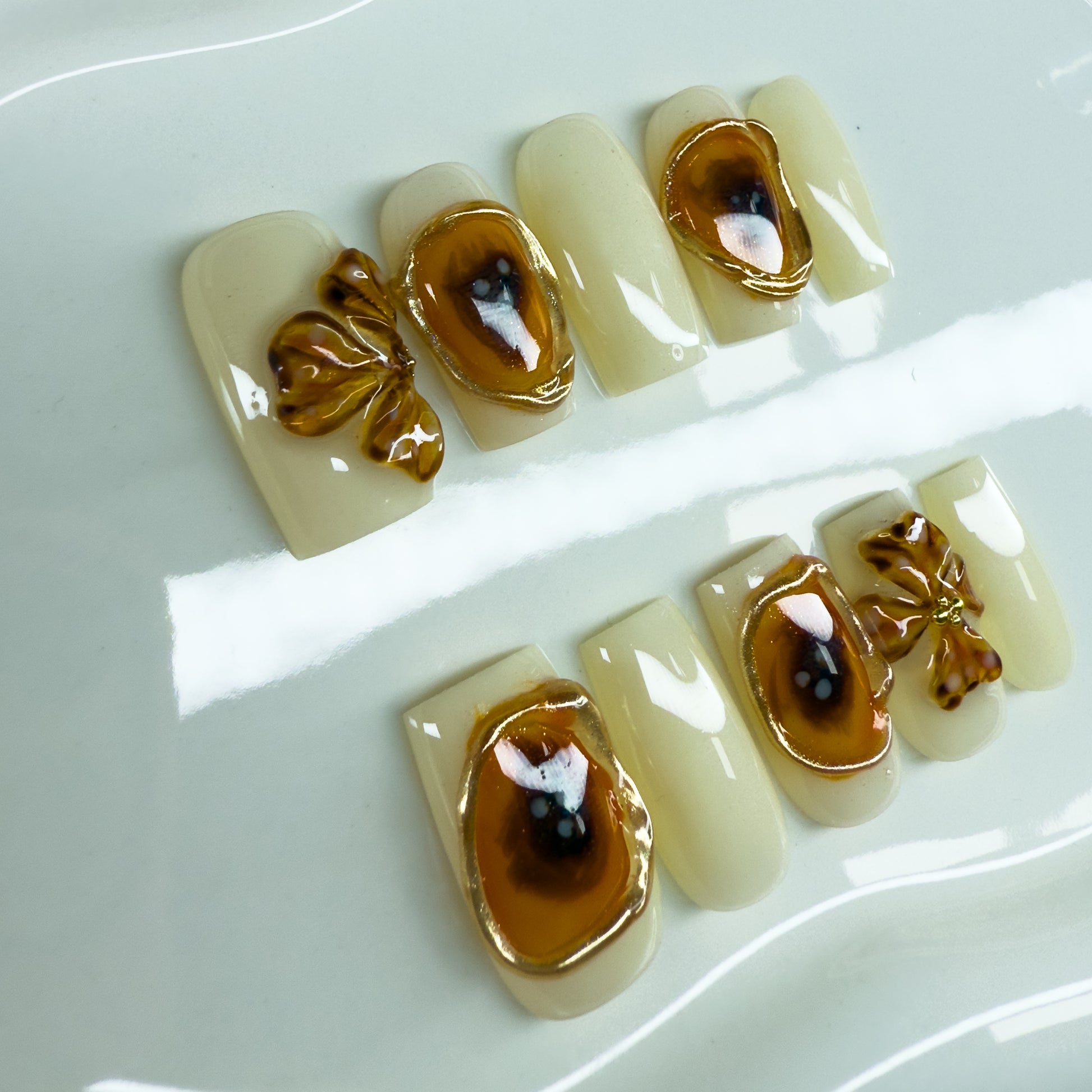 faux ongles faits main, de qualité.