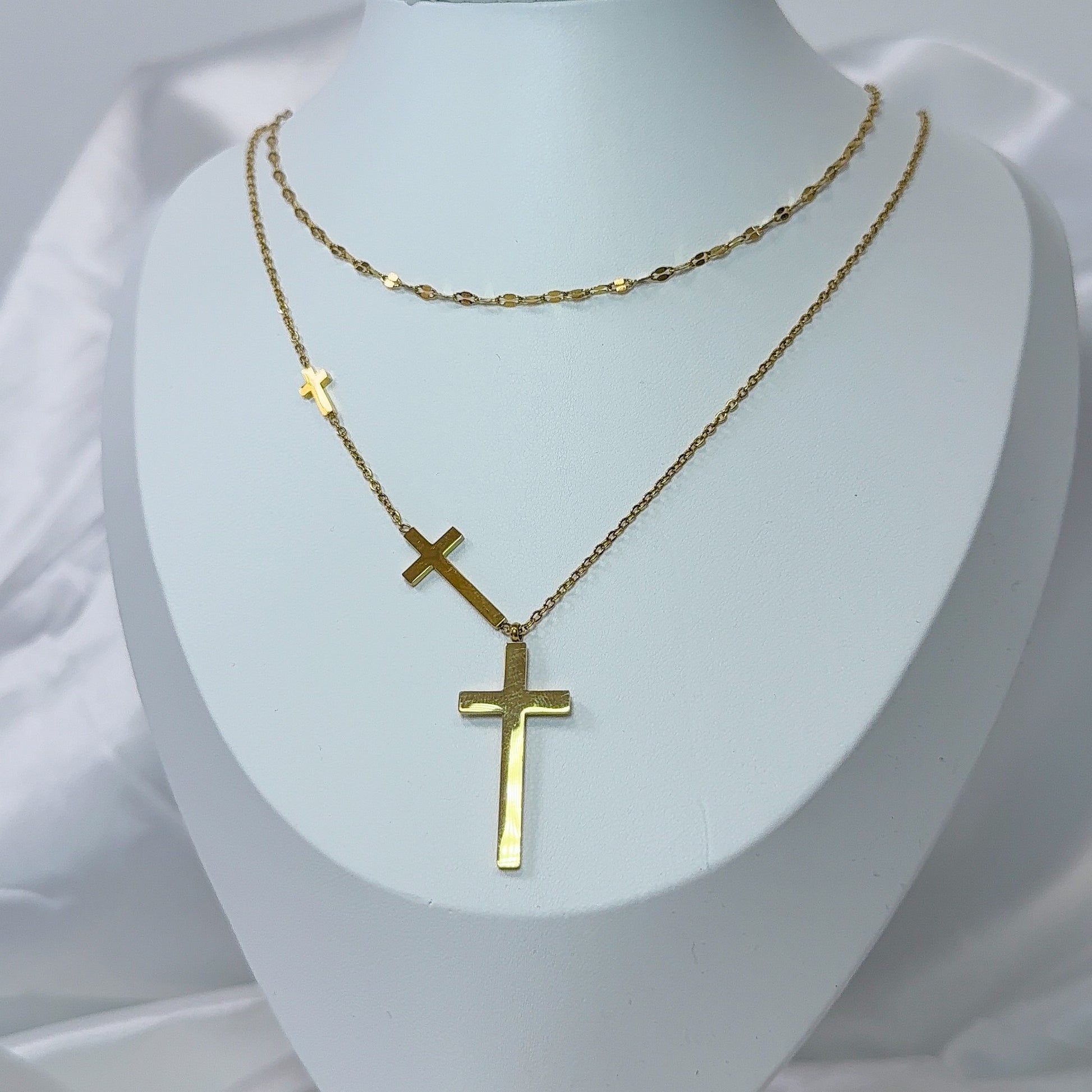 collier femme, double en croix. bijou minimaliste et élégant. plaqué or en acier inoxydable. résistant. bijou jeune femme, adolescente