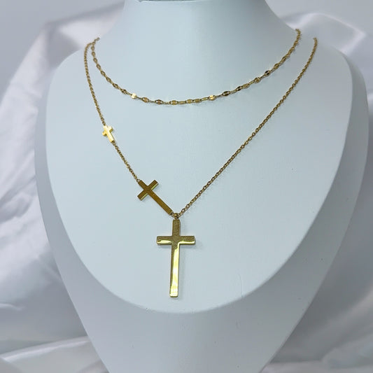 collier femme, double en croix. bijou minimaliste et élégant. plaqué or en acier inoxydable. résistant. bijou jeune femme, adolescente