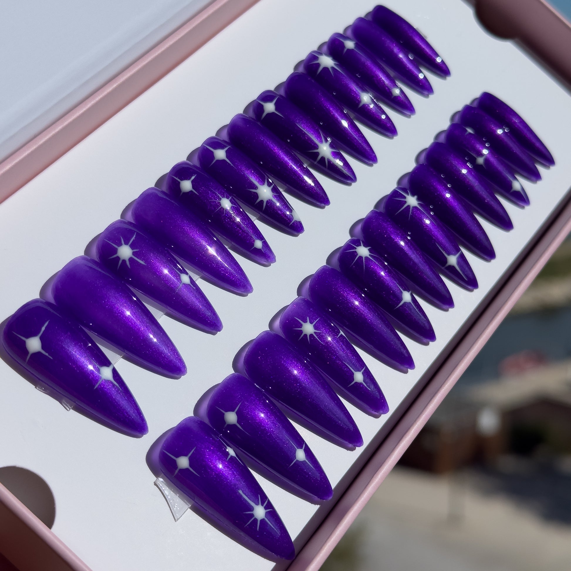 press on nails violet. faux ongles violet