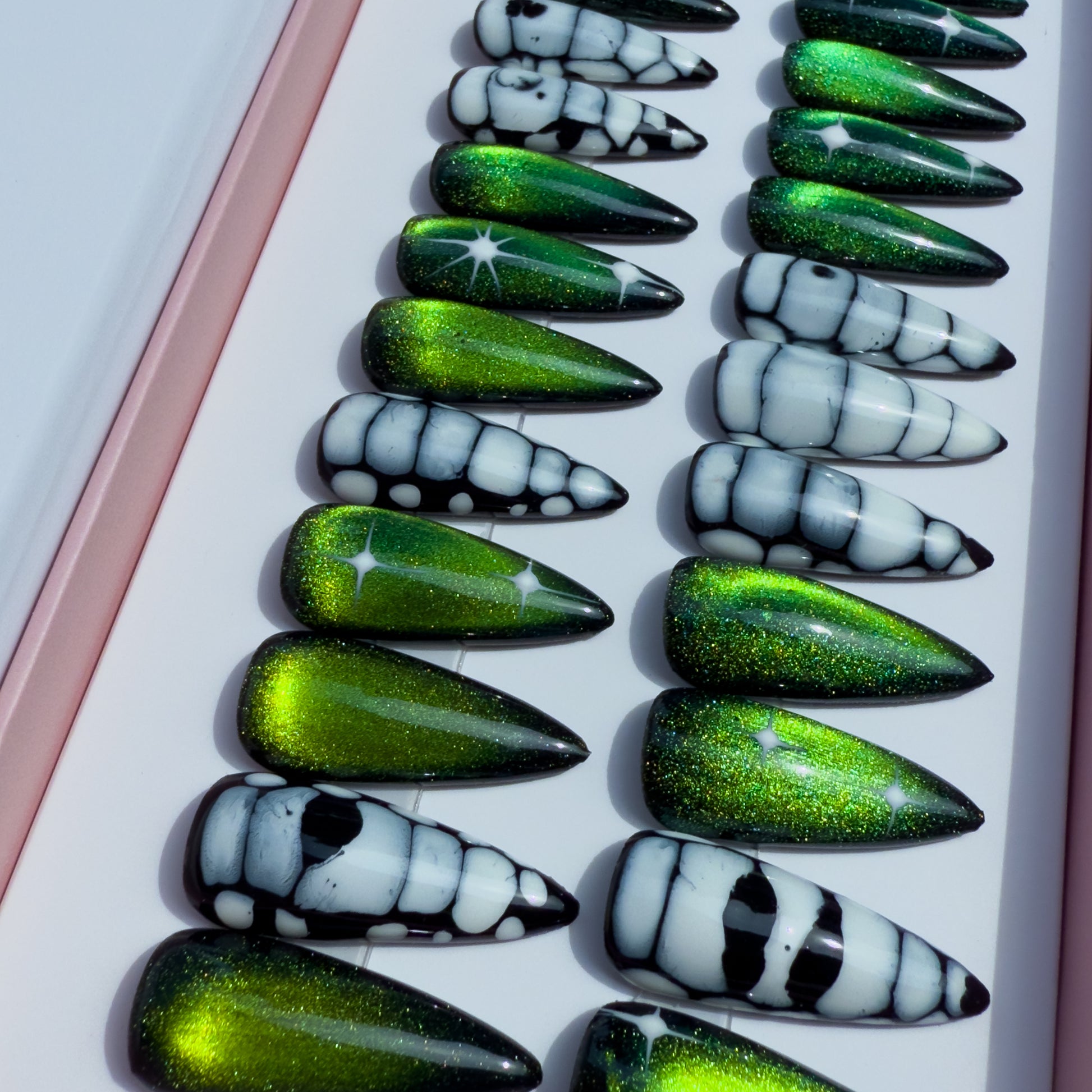 press on nails vert constellation et effet crocodile. faux ongles faits main.