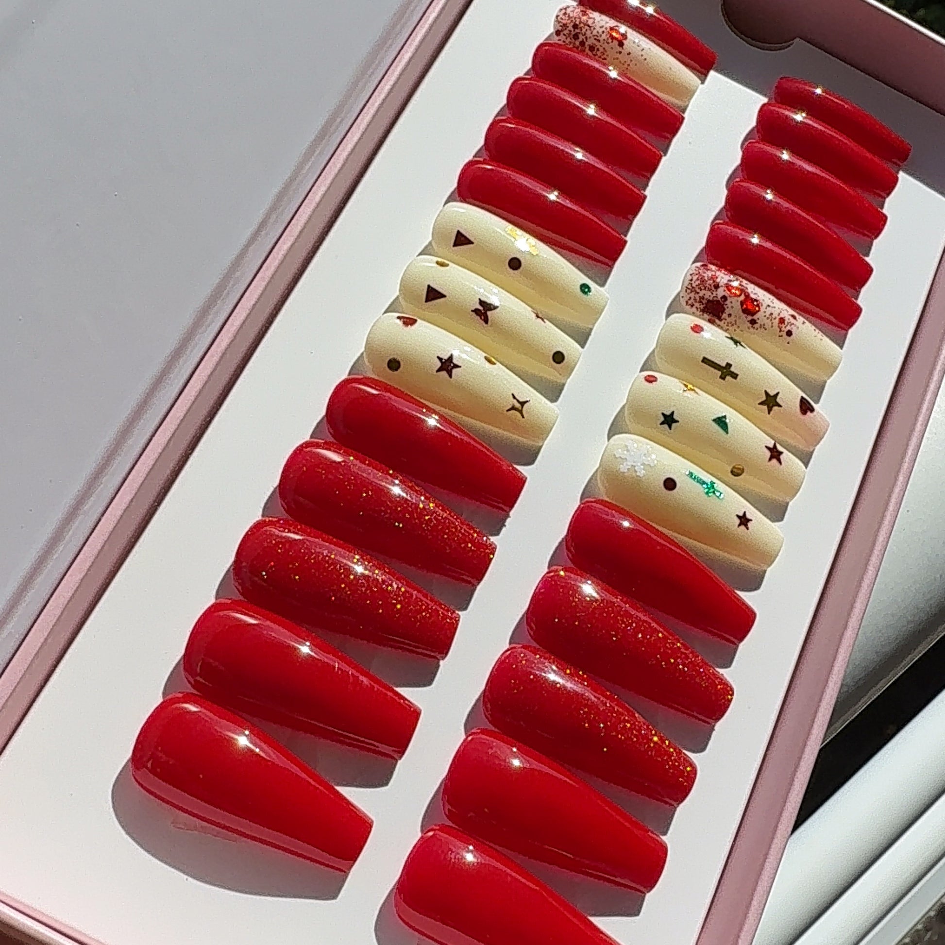 ongles réutilisables. faux ongles faits main